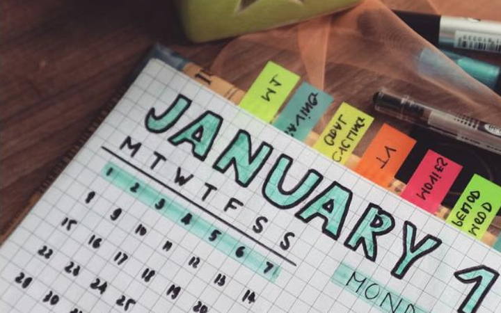 Agenda e calendário sobre a mesa
