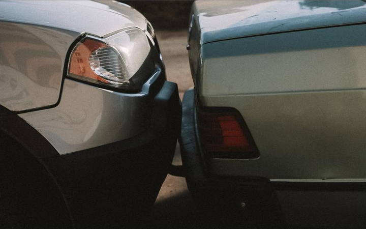 Dois carros em contato após uma colisão