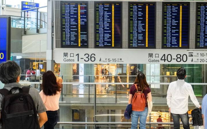 Painel de voos em um aeroporto