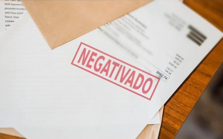 Conta com carimbo de vencida sobre a mesa