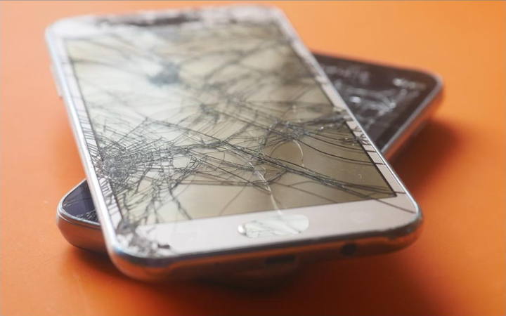 Aparelhos de celular com a tela trincada