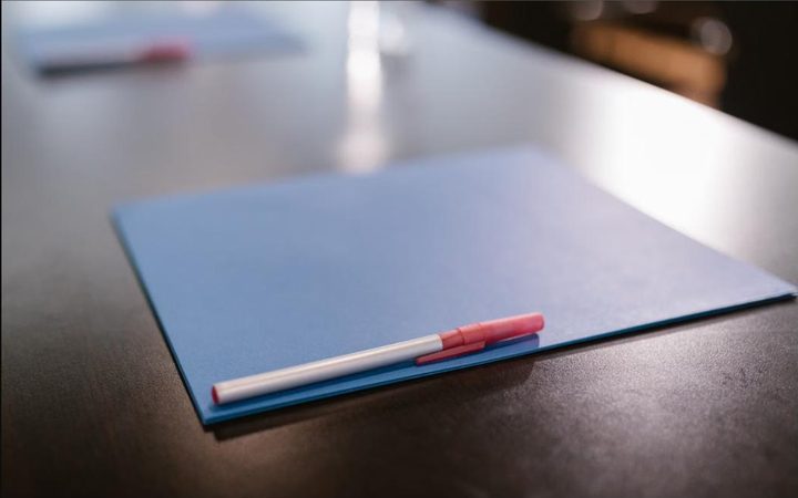 Pasta de documentos e caneta sobre a mesa