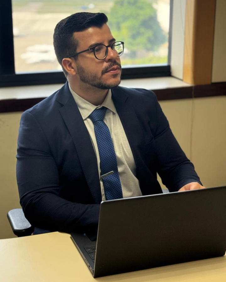 Victor Fraga trabalhando em seu escritório