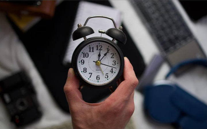 Relógio despertador sobre uma mesa de trabalho