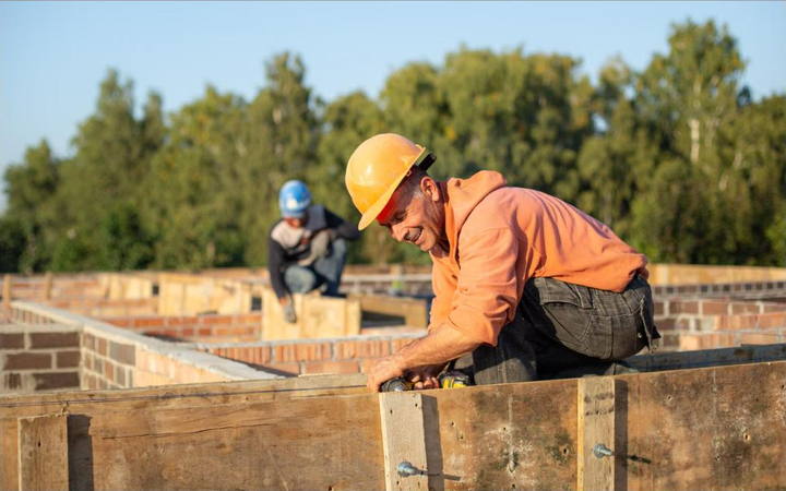 Trabalhador de capacete em obra