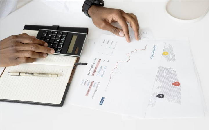 Calculadora e documentos sobre a mesa